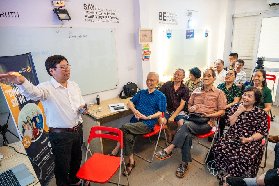Sau những thành công bước đầu, dự án của thầy Sơn bắt đầu lan tỏa. Nhiều địa phương đã chủ động mời ông đến chia sẻ mô hình lớp học, thậm chí bày tỏ mong muốn nhân rộng cách làm này. Không chỉ dừng lại ở lớp học trực tiếp, thầy Sơn còn đang ấp ủ xây dựng một nền tảng học trực tuyến dành riêng cho người cao tuổi, để dù ở xa, họ vẫn có thể tiếp cận được kiến thức công nghệ một cách dễ dàng. (Ảnh: Minh Sơn/Vietnam+)