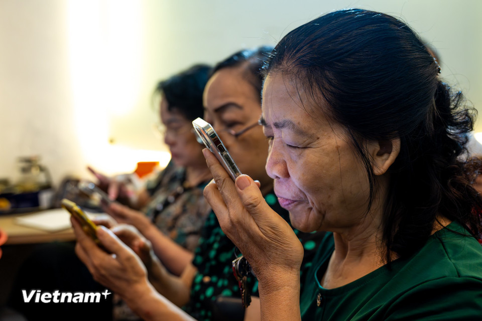Cô Nguyễn Thị Thu, một học viên cho biết: "Tôi đã học 3 buổi trong lớp học AI và giờ đây đã làm quen được với những chatbot phổ thông hiện nay. Ngày trước thay vì cái gì không biết lại hỏi con, hỏi cháu, thì giờ đây tôi có chatbot như người bạn đồng hành, không cần phải đọc mà chỉ cần nghe những thông tin rất rõ ràng, dễ hiểu."