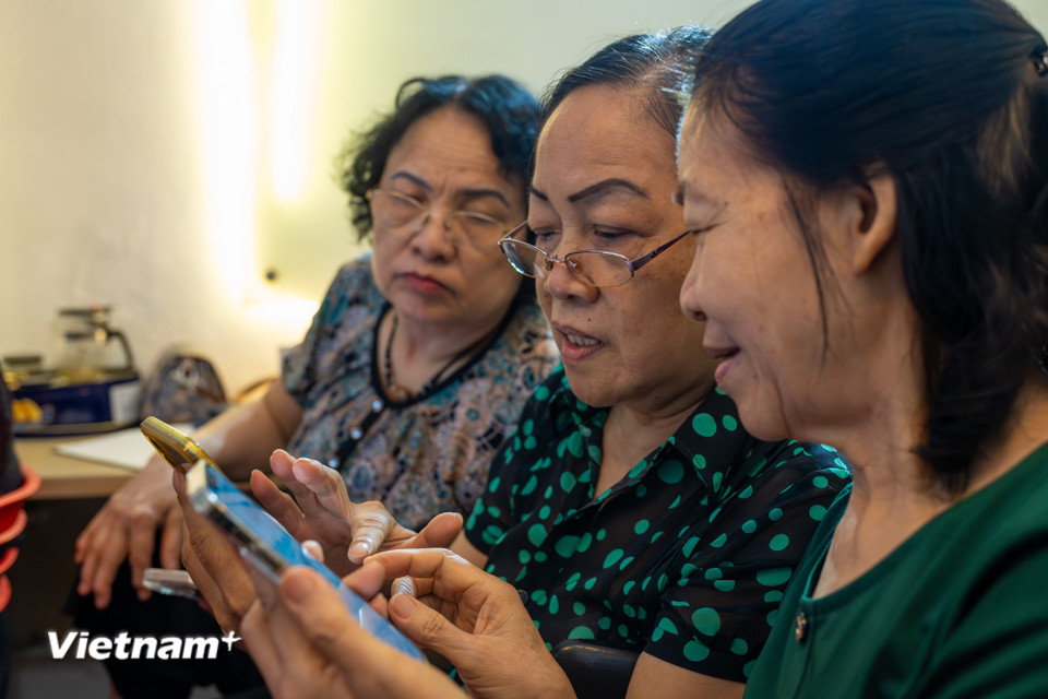 "Có những lớp học về AI ra đời, giúp những người lớn tuổi như chúng tôi rất nhiều. Người già như chúng tôi cảm thấy không bị tụt hậu, mà đến đây được cải thiện tư duy, biết những thay đổi mạnh mẽ trong thời đại chuyển đổi số nhanh chóng như hiện nay," cô Thu chia sẻ. (Ảnh: Minh Sơn/Vietnam+)