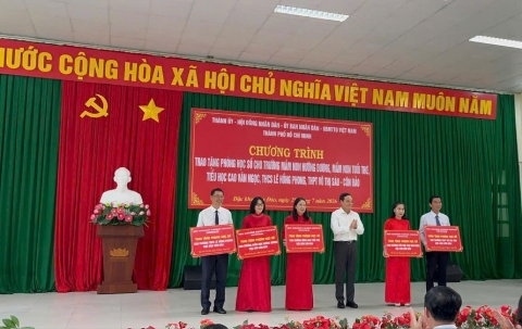 Hành trình tri ân 27/7: VNPT mang "Phòng học số," thu hẹp khoảng cách công nghệ nơi biển đảo