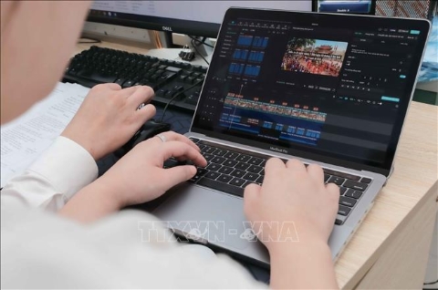 Tổ chuyển đổi số đẩy mạnh biên tập clip, ứng dụng AI và mạng xã hội giúp tối ưu hóa công việc; đưa công nghệ len lỏi từng ngõ ngách, tăng hiệu quả tuyên truyền và tiết kiệm thời gian. Ảnh: Phan Phương – TTXVN