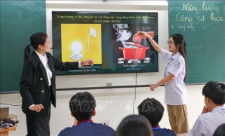 Theo kế hoạch, các trường sẽ triển khai chuyên đề học tập, câu lạc bộ AI, cuộc thi sáng tạo để lan tỏa kiến thức. Mục tiêu đến năm 2030, Hà Nội có 50% trường phổ thông ứng dụng AI trong quản trị và giảng dạy, đến năm 2035 đạt 100%. Ảnh: Thanh Tùng - TTXVN