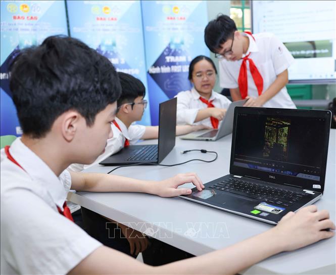 Khi công nghệ được tích hợp hợp lý, lớp học không còn giới hạn trong không gian truyền thống mà trở thành “không gian tri thức số”. Đây cũng là nền tảng quan trọng để ngành Giáo dục Thủ đô hiện thực hóa mục tiêu đào tạo nguồn nhân lực chất lượng cao theo tinh thần Nghị quyết số 57-NQ/TW. Ảnh: Thanh Tùng – TTXVN