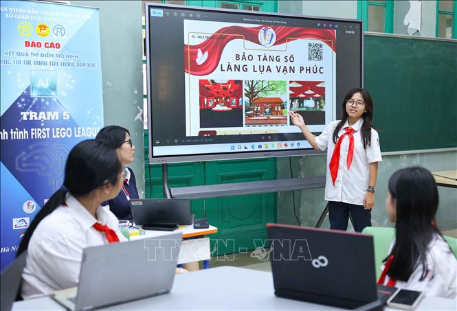 Điểm nhấn nổi bật là mô hình “bảo tàng số” do học sinh trực tiếp tham gia xây dựng. Từ các chủ đề về văn hóa, lịch sử, di sản địa phương, học sinh chủ động sưu tầm, xử lý thông tin và thiết kế thành các không gian trưng bày số. Qua đó, các em không chỉ tiếp nhận kiến thức mà còn trực tiếp “kiến tạo” tri thức bằng công nghệ. Ảnh: Thanh Tùng - TTXVN