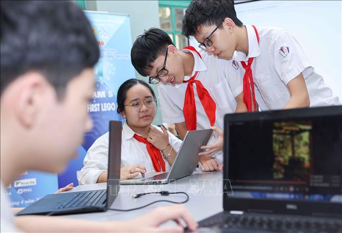 Những kết quả bước đầu đã thể hiện cách tiếp cận của ngành Giáo dục Thủ đô trong việc xây dựng nền tảng giáo dục vừa phát triển về công nghệ, vừa bảo đảm chiều sâu tri thức và bản sắc văn hóa. Mục tiêu là hình thành thế hệ học sinh không chỉ giỏi kiến thức mà còn có năng lực thích ứng với môi trường số và hội nhập quốc tế. Ảnh: Thanh Tùng -TTXVN