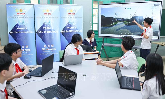 Trường THCS Trưng Vương (phường Cửa Nam) đã triển khai nhiều sáng kiến như kho học liệu điện tử tích hợp AI, hệ thống bài giảng E-learning, các câu lạc bộ Robotics và AI. Những hoạt động này góp phần hình thành hệ sinh thái giáo dục số, trong đó công nghệ trở thành một phần tự nhiên của quá trình dạy học. Ảnh: Thanh Tùng - TTXVN
