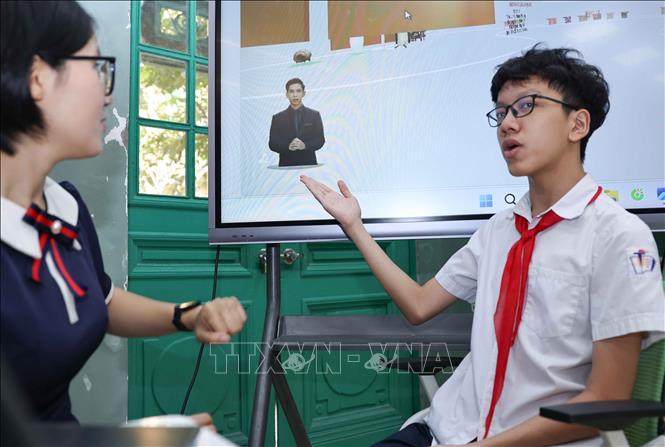 Học sinh Trường THCS Trưng Vương (phường Cửa Nam) chia sẻ, dù kiến thức về AI còn mới mẻ và có phần thách thức, nhưng quá trình học mang lại nhiều hứng thú. Nhờ sự hỗ trợ của thầy cô và điều kiện của nhà trường, em vừa học vừa tự tìm hiểu về cách AI thu thập và xử lý dữ liệu, từ đó hiểu sâu hơn về công nghệ. Ảnh: Thanh Tùng - TTXVN