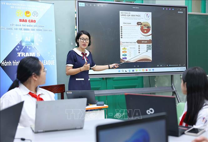 Thời gian tới, ngành Giáo dục và Đào tạo Hà Nội sẽ tiếp tục hoàn thiện mô hình, xây dựng lộ trình nhân rộng phù hợp. Trọng tâm là bồi dưỡng đội ngũ giáo viên, phát triển hệ sinh thái học liệu số và tăng cường phối hợp với các đơn vị công nghệ nhằm bảo đảm triển khai đồng bộ, hiệu quả và bền vững. Ảnh: Thanh Tùng - TTXVN