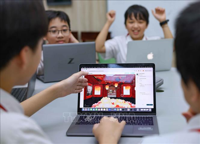 Công nghệ, mô hình thí điểm ứng dụng trí tuệ nhân tạo trong dạy học đã bước đầu đạt kết quả tích cực. Học sinh ngày càng tự tin khai thác công nghệ trong học tập, gắn với các nội dung văn hóa đặc trưng của Thủ đô. Ảnh: Thanh Tùng – TTXVN