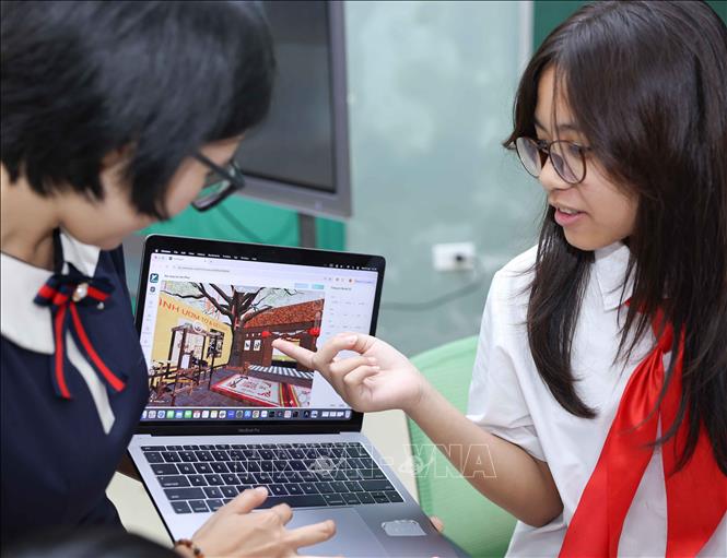 Điểm nhấn nổi bật là mô hình “bảo tàng số” do học sinh trực tiếp tham gia xây dựng. Từ các chủ đề về văn hóa, lịch sử, di sản địa phương, học sinh chủ động sưu tầm, xử lý thông tin và thiết kế thành các không gian trưng bày số. Qua đó, các em không chỉ tiếp nhận kiến thức mà còn trực tiếp “kiến tạo” tri thức bằng công nghệ. Ảnh: Thanh Tùng - TTXVN