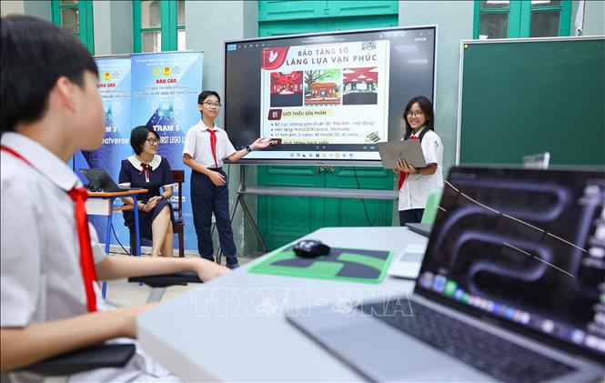 Điểm nhấn nổi bật là mô hình “bảo tàng số” do học sinh trực tiếp tham gia xây dựng. Từ các chủ đề về văn hóa, lịch sử, di sản địa phương, học sinh chủ động sưu tầm, xử lý thông tin và thiết kế thành các không gian trưng bày số. Qua đó, các em không chỉ tiếp nhận kiến thức mà còn trực tiếp “kiến tạo” tri thức bằng công nghệ. Ảnh: Thanh Tùng - TTXVN
