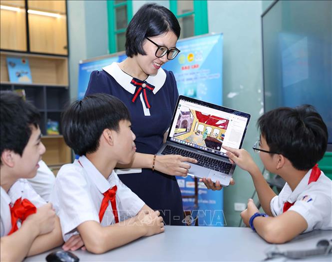 Công nghệ, mô hình thí điểm ứng dụng trí tuệ nhân tạo trong dạy học đã bước đầu đạt kết quả tích cực. Học sinh ngày càng tự tin khai thác công nghệ trong học tập, gắn với các nội dung văn hóa đặc trưng của Thủ đô. Ảnh: Thanh Tùng – TTXVN