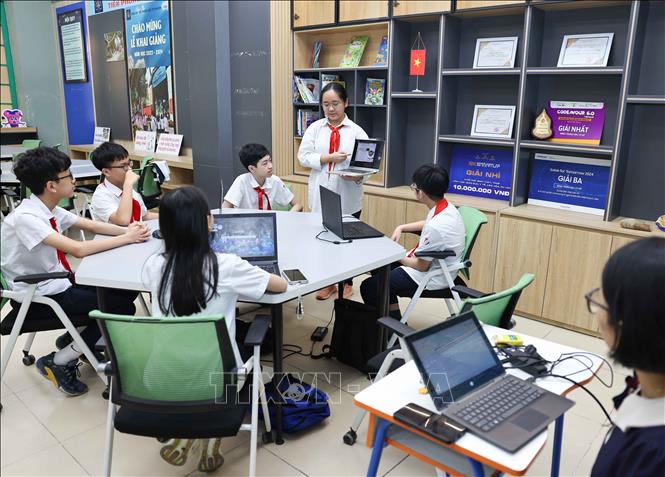 Ngành Giáo dục Thủ đô đang từng bước hiện thực hóa tinh thần Nghị quyết số 57-NQ/TW về đột phá phát triển khoa học, công nghệ, đổi mới sáng tạo và chuyển đổi số quốc gia, hướng tới xây dựng thế hệ công dân số có tư duy độc lập, năng lực sáng tạo và khả năng thích ứng trong kỷ nguyên số. Ảnh: Thanh Tùng -TTXVN