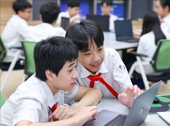 Từ thực tiễn thí điểm cho thấy, nếu được tổ chức hợp lý, công nghệ không khiến học sinh phụ thuộc mà giúp các em phát triển tư duy độc lập, biết phân tích, chọn lọc và kiểm chứng thông tin. Đây cũng là yêu cầu cốt lõi trong đào tạo công dân số theo tinh thần Nghị quyết số 57-NQ/TW. Ảnh: Thanh Tùng – TTXVN