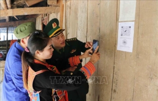 Cán bộ, chiến sĩ Đồn Biên phòng cửa khẩu Ma Lù Thàng (Lai Châu) hướng dẫn người dân khai báo thông tin tội phạm qua hòm thư ẩn danh. Ảnh: Nguyễn Oanh - TTXVN