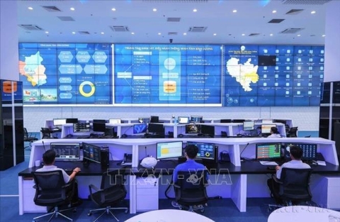 Chính phủ đặt mục tiêu đến năm 2030, Việt Nam sẽ có ít nhất 5 dự án lớn về trí tuệ nhân tạo, công nghệ bán dẫn, nhà máy thông minh và đô thị thông minh.. Trong ảnh: Trung tâm Điều hành thông minh (IOC) tỉnh Bình Dương, với nhiệm vụ giám sát, theo dõi và điều hành các hoạt động trong nhiều lĩnh vực quan trọng như đảm bảo an ninh, điều khiển giao thông, giao thông thông minh, kiểm soát khí thải... Ảnh: Hoàng Hiếu - TTXVN