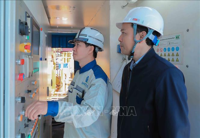 Từ phòng điều khiển trung tâm có thể kiểm soát toàn bộ quá trình khoan, kích ống cống, theo dõi các thông số kỹ thuật nhằm đảm bảo thi công an toàn. (Ảnh: Phan Phương/TTXVN)