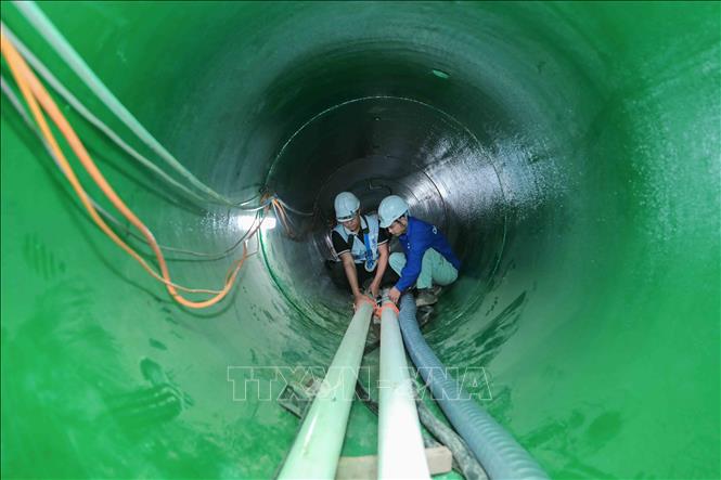 Hệ thống khoan kích ngầm AVN dưới lòng đất luôn được kiểm tra, bảo dưỡng thường xuyên nhằm đảm bảo vận hành ổn định và an toàn. (Ảnh: Phan Phương /TTXVN)