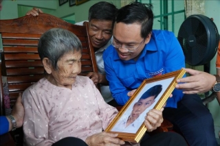 Mẹ Việt Nam Anh hùng Hồ Thị Vàng xúc động khi nhận được hình phục dựng của con trai là liệt sĩ Nguyễn Văn Dậy. Ảnh: Lê Xuân - TTXVN