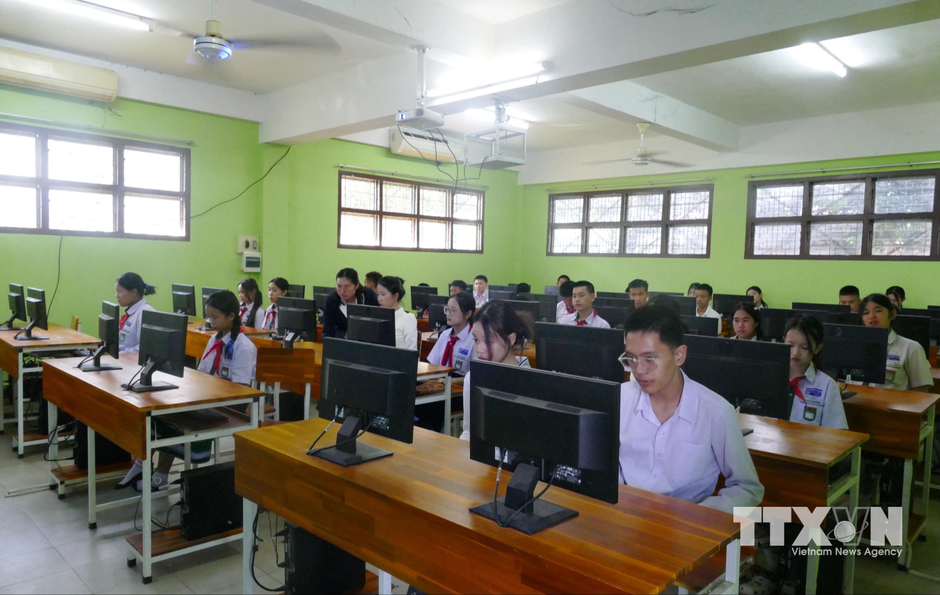 Học sinh Trường song ngữ Lào - Việt Nam Nguyễn Du học làm quen với chuyển đổi số. Ảnh: Xuân Tú - PV TTXVN tại Lào