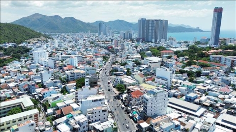 Tỉnh Khánh Hòa tăng cường huy động các nguồn lực đẩy mạnh chuyển đổi số để hiện thực hóa tầm nhìn về một địa phương thông minh, năng động và phát triển bền vững. Tỉnh phấn đấu đến năm 2030 sẽ nằm trong top 10 tỉnh, thành phố dẫn đầu cả nước về chỉ số đổi mới sáng tạo cấp địa phương (PII) và chỉ số xếp hạng đánh giá chuyển đổi số (DTI), kinh tế số sẽ đóng góp 35% vào GRDP của tỉnh. Ảnh: Nguyễn Thành – TTXVN