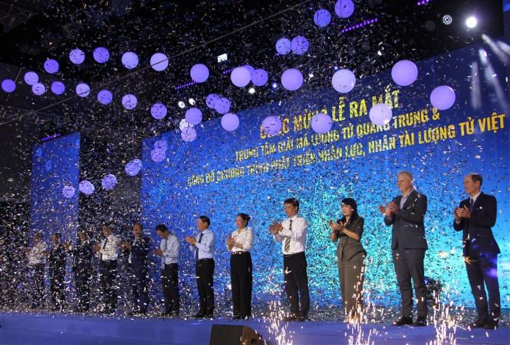 Các đại biểu cùng kích hoạt ra mắt Trung tâm giải mã lượng tử. (Ảnh: Trịnh Bang Nhiệm/ TTXVN) Các đại biểu cùng kích hoạt ra mắt Trung tâm giải mã lượng tử. (Ảnh: Trịnh Bang Nhiệm/ TTXVN)