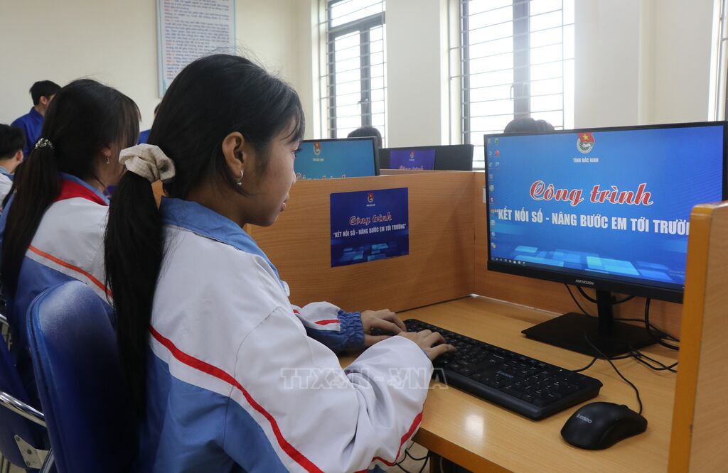 Học sinh trường Tiểu học và THCS Bình Dương, xã Nhân Thắng (Bắc Ninh) được Đoàn Thanh niên hỗ trợ máy tính nâng cao kỹ năng số. (Ảnh: Thanh Thương/TTXVN).