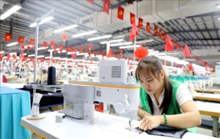 Cộng đồng doanh nghiệp tại Hưng Yên tập trung nguồn lực đầu tư, ứng dụng công nghệ, đổi mới sáng tạo và chuyển đổi số vào sản xuất, kinh doanh nhằm gia tăng giá trị, tạo lợi thế cạnh tranh và thích ứng với bối cảnh thị trường ngày càng biến động. Tại các nhà máy, xí nghiệp, chuyển đổi số đang trở thành xu hướng chủ đạo, góp phần hình thành nền kinh tế hiện đại, minh bạch và hiệu quả. (Ảnh: Thế Duyệt/ TTXVN)