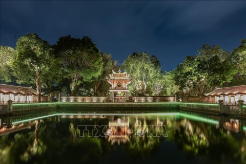 Tour đêm Văn Miếu – Quốc Tử Giám (Hà Nội) đang mở ra một cách tiếp cận mới với di sản khi kết hợp hài hòa giữa giá trị truyền thống và công nghệ số hiện đại. Với hệ thống ánh sáng, trình chiếu mapping, thực tế ảo và các hoạt động trải nghiệm tương tác, di sản trở nên sống động, gần gũi hơn với khách tham quan. Đây là một trong những hướng đi cụ thể hóa tinh thần Nghị quyết 57 về chuyển đổi số và phát triển công nghiệp văn hóa, góp phần làm mới sản phẩm du lịch Thủ đô. (Ảnh: Phạm Tuấn Anh/TTXVN)