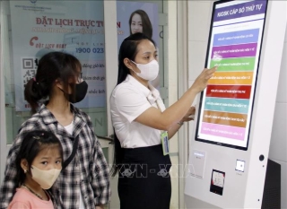 Người dân đăng ký khám bệnh qua hệ thống kiosk điện tử tại bệnh viện, rút ngắn thời gian chờ đợi. (Ảnh: Đồng Thúy/TTXVN)