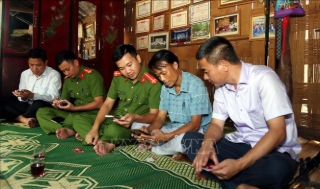 Cán bộ Viettel, Công an xã Thượng Trạch (Quảng Trị) về tận thôn bản hỗ trợ người dân trong các thủ tục hành chính. (Ảnh: Tá Chuyên/TTXVN)