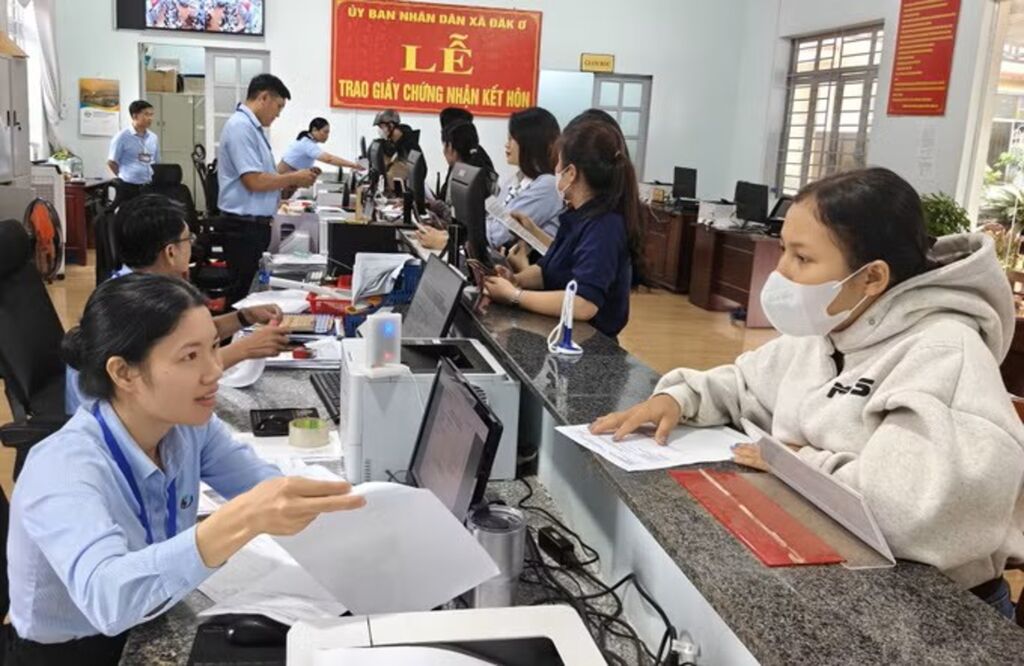 Cán bộ, viên chức Trung tâm Phục vụ hành chính công xã Đăk Ơ nâng cao chất lượng phục vụ người dân. (Ảnh: K GỬIH/TTXVN) Cán bộ, viên chức Trung tâm Phục vụ hành chính công xã Đăk Ơ nâng cao chất lượng phục vụ người dân. (Ảnh: K GỬIH/TTXVN)
