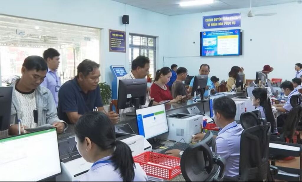 Người dân thực hiện thủ tục trực tuyến tại Trung tâm Phục vụ hành chính công xã Đăk Ơ. (Ảnh: K GỬIH/TTXVN) Người dân thực hiện thủ tục trực tuyến tại Trung tâm Phục vụ hành chính công xã Đăk Ơ. (Ảnh: K GỬIH/TTXVN)