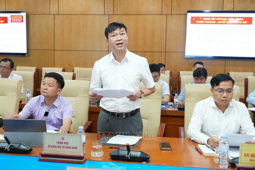Lãnh đạo Sở Khoa học và Công nghệ tỉnh Bắc Ninh thông tin về kết quả triển khai Nghị quyết 57 (Ảnh: Đồng Thúy/TTXVN)