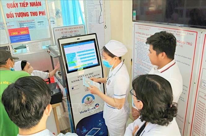 Toàn tỉnh An Giang hiện có 46/46 cơ sở khám chữa bệnh công lập và tư nhân đã được thẩm định, triển khai hồ sơ bệnh án điện tử, đạt tỉ lệ 100%. Đây là sự nỗ lực rất lớn của Sở Y tế An Giang và 46 cơ sở khám chữa bệnh trên địa bàn toàn tỉnh trong thực hiện Chỉ thị số 07/CT-TTg, ngày 14/3/2025 của Thủ tướng Chính phủ về việc đẩy mạnh triển khai đề án phát triển ứng dụng dữ liệu về dân cư, định danh và xác thực điện tử phục vụ chuyển đổi số quốc gia và chỉ đạo của Tỉnh ủy, UBND tỉnh An Giang về công tác chuyển đổi số và Đề án 06. (Ảnh: Công Mạo/TTXVN)