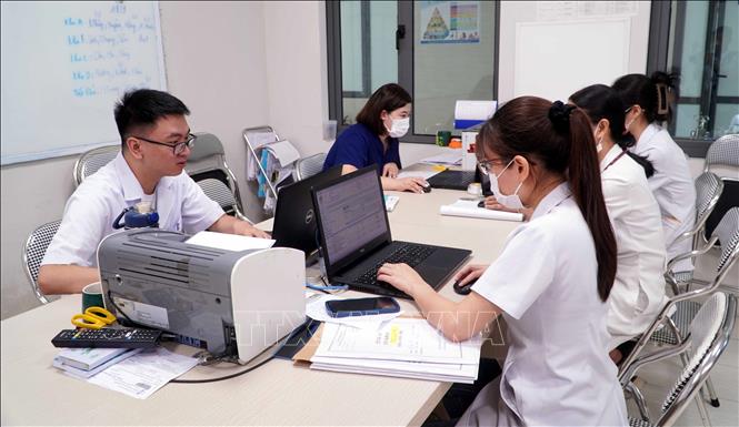 Ngành y tế Hưng Yên đang đẩy nhanh tiến độ triển khai bệnh án điện tử, phấn đấu đến ngày 30/9/2025 sẽ áp dụng đồng bộ tại tất cả các bệnh viện trên địa bàn. Bệnh án điện tử là một bước tiến quan trọng trong chuyển đổi số của ngành y tế, giúp mang lại lợi ích cho cả bệnh viện, nhân viên y tế và người bệnh. (Ảnh: Nguyễn Công Hải/TTXVN)