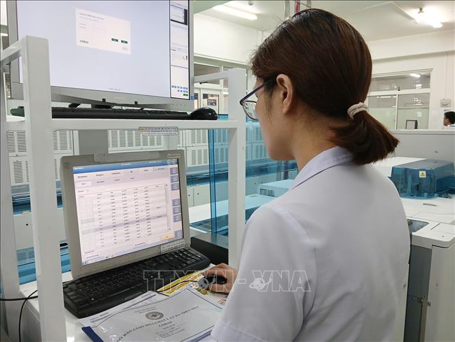 Với phương châm lấy người bệnh làm trung tâm, lấy dữ liệu làm nền tảng, các cơ sở y tế trên địa bàn thành phố Đà Nẵng đang đẩy mạnh xây dựng bệnh án điện tử. Đà Nẵng đặt mục tiêu triển khai hồ sơ bệnh án điện tử, không sử dụng bệnh án giấy tại tất cả các bệnh viện trực thuộc Sở Y tế. Các bệnh viện bộ, ngành, tư nhân thực hiện từ ngày 1/1/2027. Đây cũng là giải pháp hướng đến xây dựng bệnh viện thông minh, nâng cao chất lượng chăm sóc sức khỏe người dân. (Ảnh: Mỹ Hà/TTXVN)
