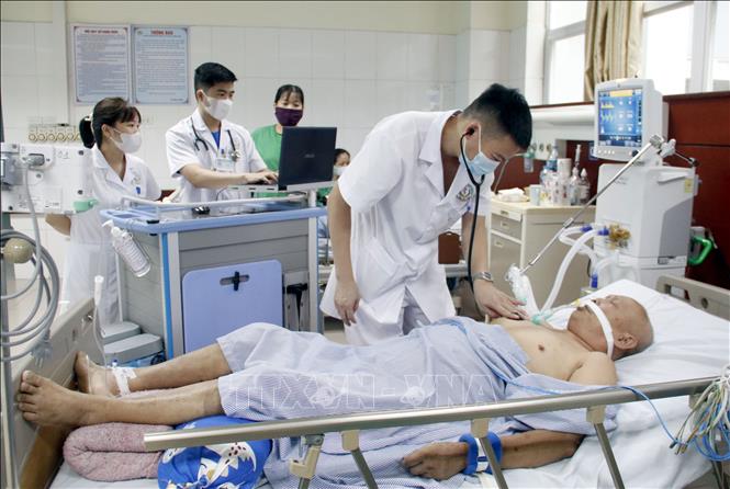 Thời gian qua, tỉnh Bắc Ninh đã đẩy nhanh tiến độ triển khai bệnh án điện tử tại các bệnh viện. Giải pháp này đem lại nhiều hiệu quả, đồng thời tạo nền tảng xây dựng hệ thống y tế hiện đại, quản lý thông minh và liên thông dữ liệu giữa các tuyến. Tỉnh đặt mục tiêu đến giữa tháng 9/2025, 100% bệnh viện trên địa bàn áp dụng đồng bộ bệnh án điện tử, đáp ứng yêu cầu chuyển đổi số toàn diện trong ngành y. (Ảnh: Đồng Thúy/TTXVN)