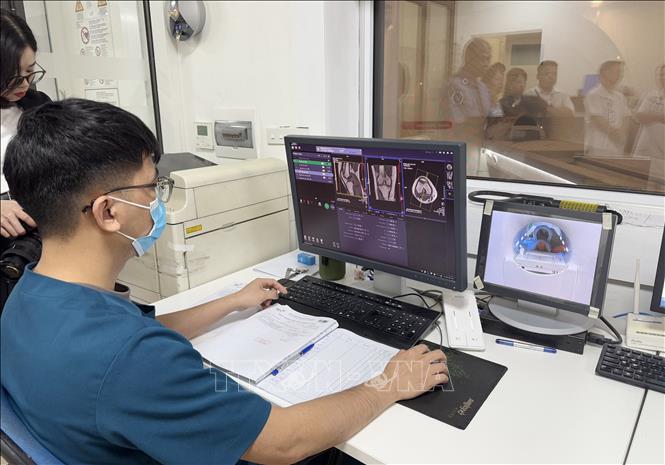 Hiện 100% cơ sở khám chữa bệnh tuyến tỉnh, huyện, xã trên địa bàn tỉnh Thái Nguyên đã ứng dụng phần mềm quản lý thông tin y tế, thực hiện trích chuyển dữ liệu khám chữa bệnh BHYT đúng hạn. 100% các bệnh viện trên địa bàn tỉnh đã triển khai hệ thống HIS để số hóa quy trình khám bệnh, quản lý hồ sơ bệnh nhân, kết quả xét nghiệm, đơn thuốc, 5 đơn vị đã triển khai bệnh án điện tử. (Ảnh: Hoàng Nguyên/TTXVN)