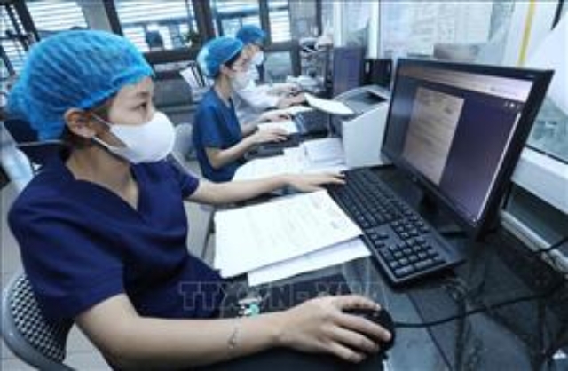 Bệnh án điện tử, một bước đột phá cốt lõi của y tế số, giúp thay thế hoàn toàn hồ sơ giấy, kết nối dữ liệu người bệnh nhanh chóng và nâng cao chất lượng khám chữa bệnh. Hệ thống này số hóa toàn bộ lịch sử khám, kết quả xét nghiệm và đơn thuốc của người bệnh. Đây cũng là giải pháp hướng đến xây dựng bệnh viện thông minh, nâng cao chất lượng chăm sóc sức khỏe người dân./.