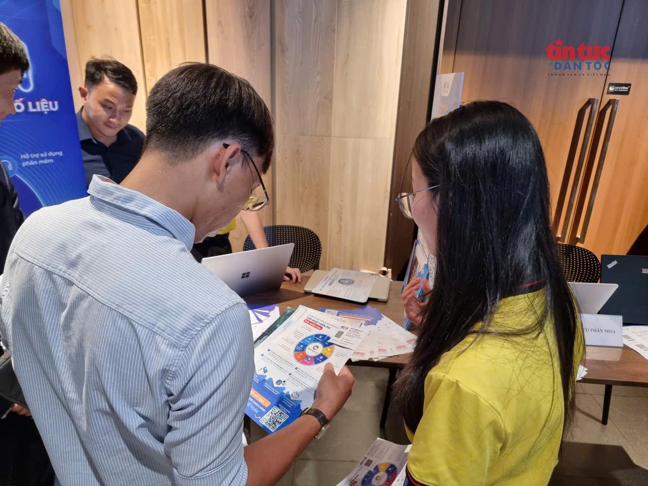 Tư vấn, hỗ trợ doanh nghiệp ứng dụng công nghệ, chuyển đổi số. (Ảnh: XM/Báo Tin tức và Dân tộc)