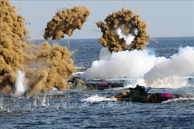 Một tàu đổ bộ của hải quân Hàn Quốc nã tập trận trên biển. (Ảnh: Yonhap/TTXVN) Media