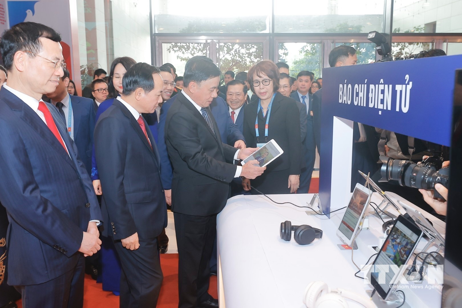 Thường trực Ban Bí thư Trần Cẩm Tú cùng các đồng chí lãnh đạo Đảng, Nhà nước tham quan khu Trưng bày sách, báo phục vụ Đại hội, và Trưng bày ảnh “Dưới cờ Đảng - Đất nước tiến vào Kỷ nguyên mới”. (Ảnh: Minh Quyết/TTXVN)