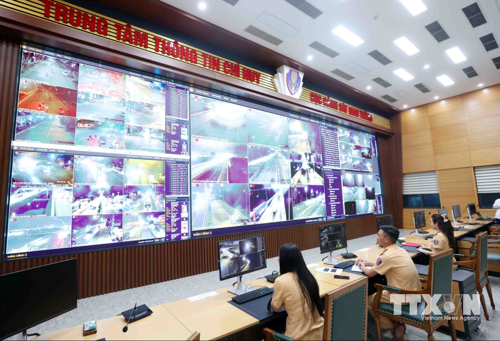 Ứng trực 24/7 tại Trung tâm thông tin chỉ huy thuộc Cục Cảnh sát giao thông, Bộ Công an để xử lý thông tin, hình ảnh được truyền về từ camera AI trên các tuyến đường và xe tuần tra của Cảnh sát giao thông có gắn camera trên khắp cả nước. Lực lượng cảnh sát giao thông trên cơ sở đó sẽ chuyển thông tin vi phạm nhanh nhất tới chủ xe thông qua ứng dụng VneTraffic trong trong vòng 2 giờ. (Ảnh: Phạm Kiên/TTXVN)