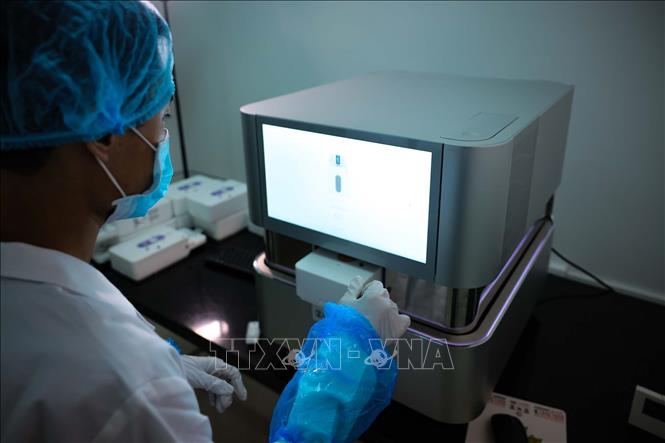 Trung tâm sử dụng Máy giải trình tự gen thế hệ mới(NGS - Next-Generation Sequencing) illumina nextseq 1000 với công nghệ phân tích DNA/RNA quy mô lớn. (Ảnh: Hoàng Hiếu/TTXVN)