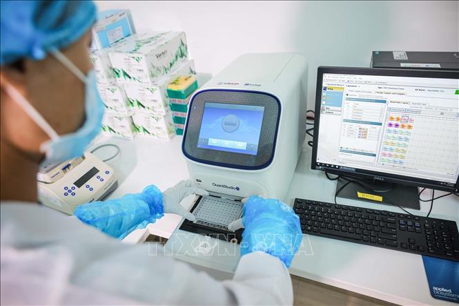 Hệ thống Real-time PCR QuantStudio 5 của Hệ thống sinh học ứng dụng cho hiệu suất vượt trội, tính linh hoạt tối đa của thuốc nhuộm và các tùy chọn bảo mật trong hệ thống PCR thời gian thực cho phép cải thiện độ chính xác và độ nhạy của dữ liệu cho nhiều ứng dụng gen. (Ảnh: Hoàng Hiếu/TTXVN)