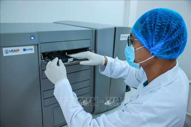 Xét nghiệm ADN thân nhân liệt sĩ trên máy microarray GeneTitan thể mô có thể phân tích hàng nghìn mẫu mô cùng lúc để tìm đột biến di truyền hoặc mức độ hoạt động của gen. (Ảnh: Hoàng Hiếu/TTXVN)