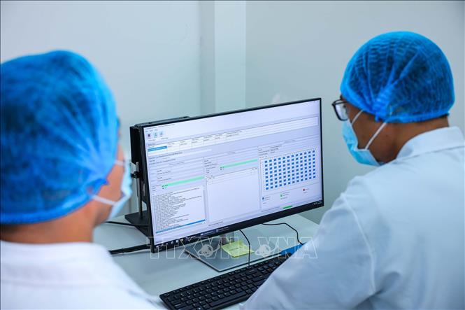 Kết quả xét nghiệm ADN thân nhân liệt sĩ trên máy microarray GeneTitan thể mô được hiển thị trên máy tính để tìm đột biến di truyền hoặc mức độ hoạt động của gen. (Ảnh: Hoàng Hiếu/TTXVN)