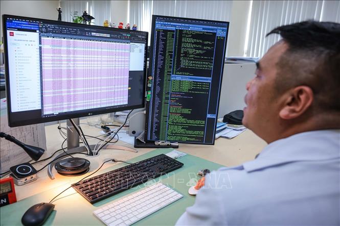 Dữ liệu từ hệ thống giải trình tự gen thế hệ mới (NGS) được truyền tới máy chủ, xử lý bằng quy trình tin sinh học để phân tích, đối chiếu huyết thống, bảo đảm độ chính xác trong giám định ADN. Ảnh: Hoàng Hiếu/TTXVN)