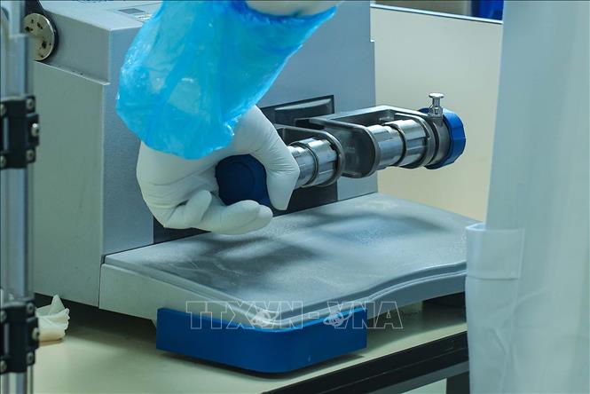 Mẫu sau khi trải qua việc chuẩn bị ban đầu sẽ được nghiền thành bột mịn tiêu chuẩn bằng cối máy trong phòng vô trùng, trước khi tiến hành tách chiết. (Ảnh: Hoàng Hiếu/TTXVN)